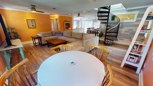 2nd Avenue - Mid Island by Tybee Vacation Rentals