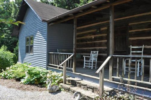 Restored1850s log cabin, with gazebo and gardens! 1 mile to downtown Weaverville in Weaverville, USA