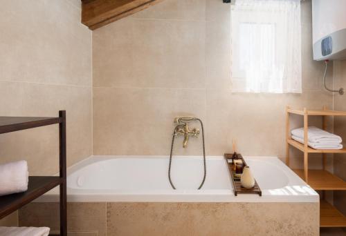 Vannas istaba, Villa Cavalleria Rusticana with heated pool and vineyard in Blizna Gornja