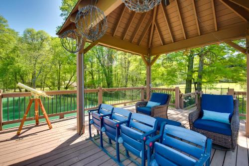 Walk to Lake Hiram Hideaway with Shared Gazebo! in Hiram, USA