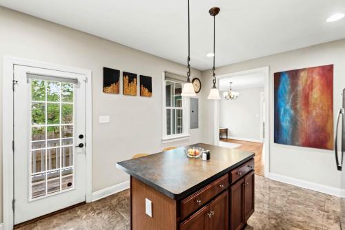Heart of the City: VCU, Downtown Living with Space & Charm in Richmond, USA