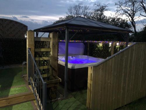 Spacious Lodge With Hot Tub