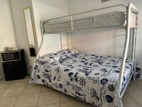 B2 Best Value on Private Bedroom with Private Bathroom in Little Havana, Miami in Miami, USA