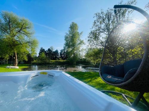 The Barn cottage with hot tub overlooking the lake in Ringmer