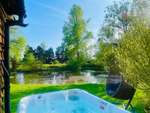 The Barn cottage with hot tub overlooking the lake in Ringmer