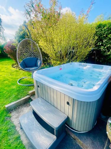 The Barn cottage with hot tub overlooking the lake in Ringmer