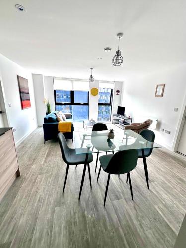 Fresh 2Bed 2Bath Apartment 2mins drive to Man Utd Stadium, Manchester