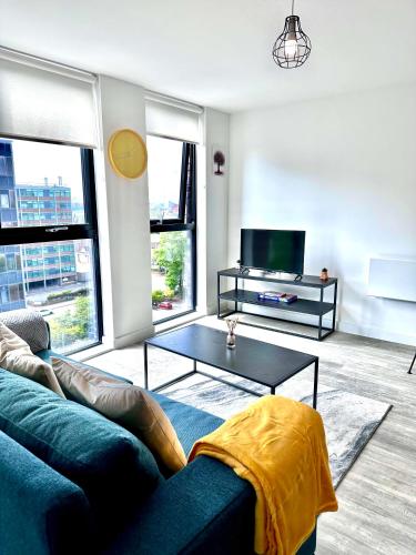 Fresh 2Bed 2Bath Apartment 2mins drive to Man Utd Stadium, Manchester (photo 4)