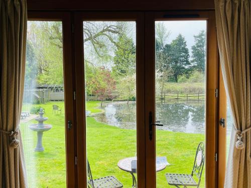 The Barn cottage with hot tub overlooking the lake in Ringmer