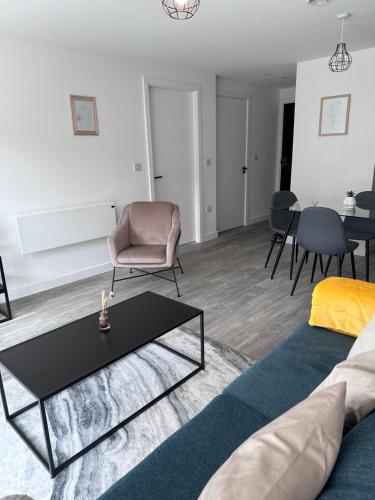 Fresh 2Bed 2Bath Apartment 2mins drive to Man Utd Stadium, Manchester (photo 6)