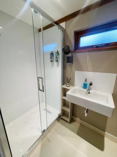 The Barn cottage with hot tub overlooking the lake in Ringmer