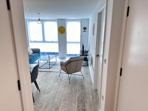 Fresh 2Bed 2Bath Apartment 2mins drive to Man Utd Stadium, Manchester (photo 8)