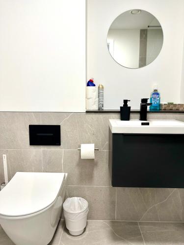 Fresh 2Bed 2Bath Apartment 2mins drive to Man Utd Stadium, Manchester (photo 7)