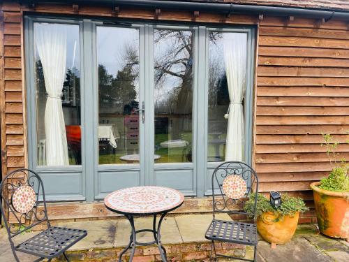 The Barn cottage with hot tub overlooking the lake in Ringmer