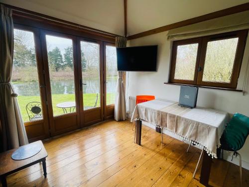 The Barn cottage with hot tub overlooking the lake