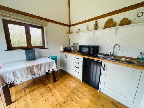 The Barn cottage with hot tub overlooking the lake in Ringmer