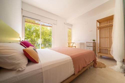 Sitges Beach Hostal Room Type - Deluxe Double Room with Balcony