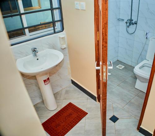 One-Bedroom Apartment with Garden image 3