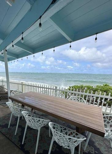 Moeʻuhane Kai Beach Front Home in Punaluu