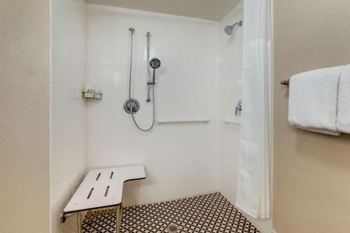 Mobility/Hearing Accessible Guestroom King Roll-In Shower