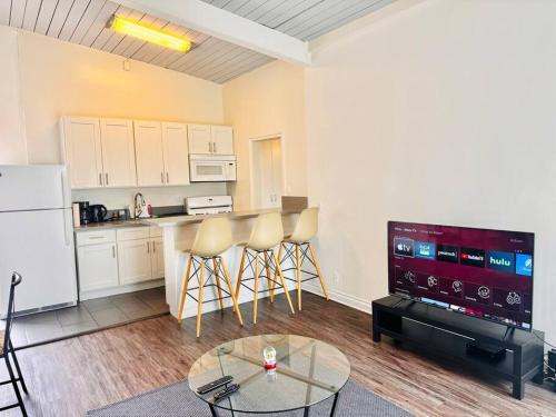 Middle of The Hollywood 1BD - Pool & Parking in Los Angeles, USA