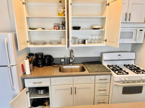 Middle of The Hollywood 1BD - Pool & Parking in Los Angeles, USA