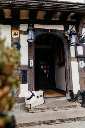 555401884 The Crown Inn