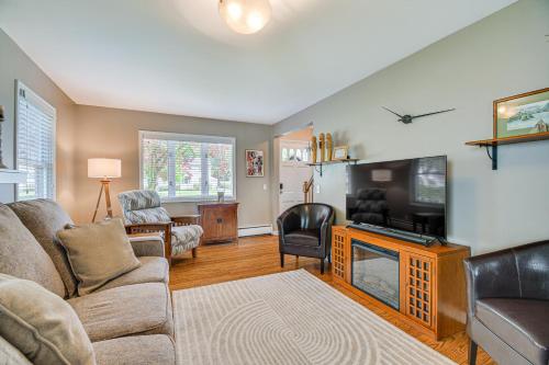 Rochester House with Fire Pit, Grill and Patio! in Rochester, USA