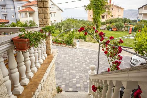 Apartments with swimming pool Lopar Rab - 22978 - image 2