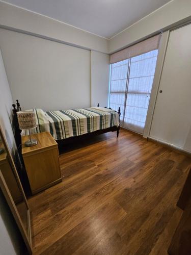 Habitación individual con baño independiente, todos los servicios y cochera opcional.