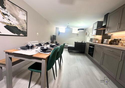 keuken, Hanley, Stoke - Modern Spacious Apartments by PolkaStays in Stoke On Trent