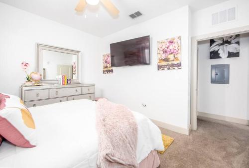 Pink Palace Located in Tampa! - image 2