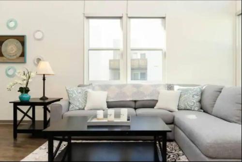 Sleeps 10 in Gaslamp Quarter Elegant 3 Bedroom near Convention in San Diego, USA