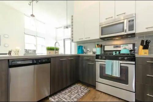Sleeps 10 in Gaslamp Quarter Elegant 3 Bedroom near Convention in San Diego, USA