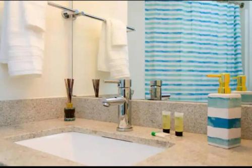 Sleeps 10 in Gaslamp Quarter Elegant 3 Bedroom near Convention in San Diego, USA
