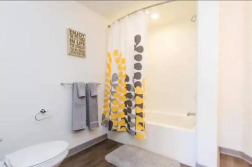 Sleeps 10 in Gaslamp Quarter Elegant 3 Bedroom near Convention in San Diego, USA