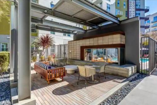 Sleeps 10 in Gaslamp Quarter Elegant 3 Bedroom near Convention in San Diego, USA