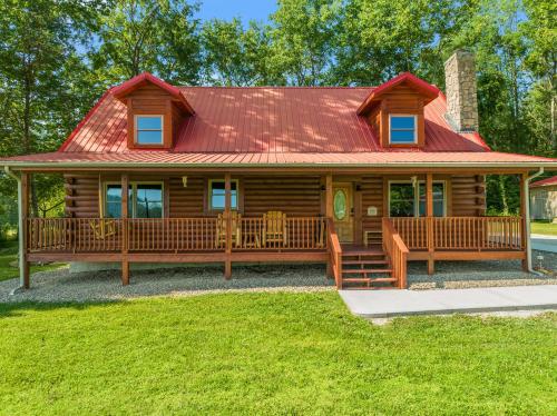 Hot Tub, Fire Pit, WiFi, EV Outlet Biggie cabin near Red River Gorge, KY! in Stanton, USA