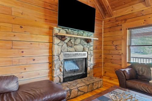 Hot Tub, Fire Pit, WiFi, EV Outlet Biggie cabin near Red River Gorge, KY! in Stanton, USA