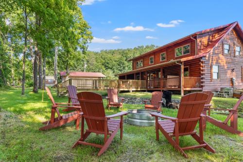 Hot Tub, Fire Pit, WiFi, EV Outlet Biggie cabin near Red River Gorge, KY! in Stanton, USA