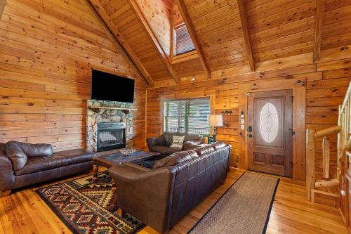 Hot Tub, Fire Pit, WiFi, EV Outlet Biggie cabin near Red River Gorge, KY! in Stanton, USA
