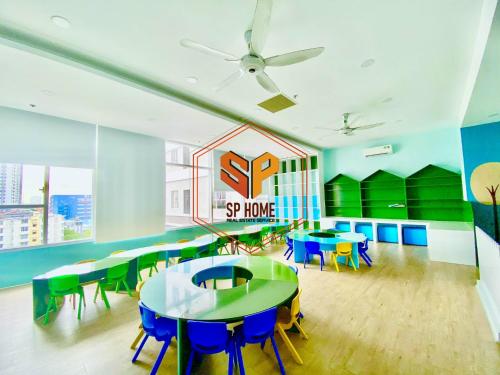 Sunrise City View 2 bedrooms - swimming pool & gym - 놀이터