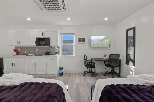 New Season Royals, Airport West