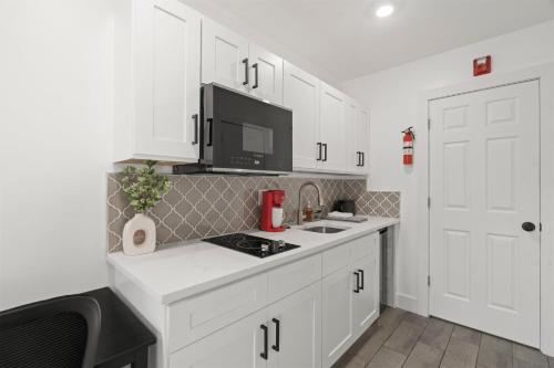 New Season Royals, Airport West