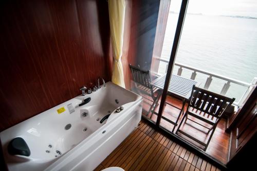 Renea Cruises Halong - Tap to explore photos