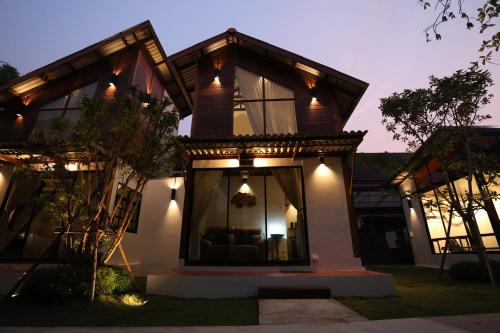 Baanrongmai Canal Front