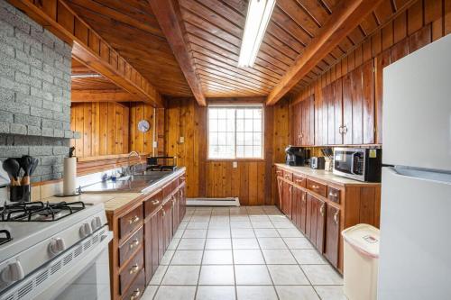 3BR Fife Lake Getaway with Fire Pit & Hot Tub 3BR Fife Lake Getaway with Fire Pit & Hot Tub