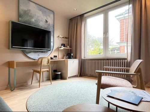 1 king bed, 1 sofa bed