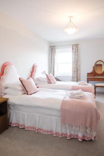 Treetop Sea Views - Super Cute & Cosy Seaside Getaway - Perfect For Couples, Families & Groups