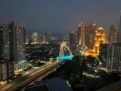Summer suites KLCC by cozy stay - image 9